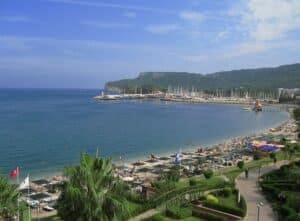 Playa y puerto deportivo de Kemer