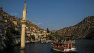 ALT=Minarete de la Mezquita sumergida en la ciudad antigua Halfeti
