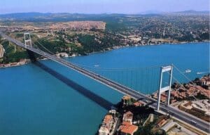 Puente de Fatih Sultan Mehmet en Estambul